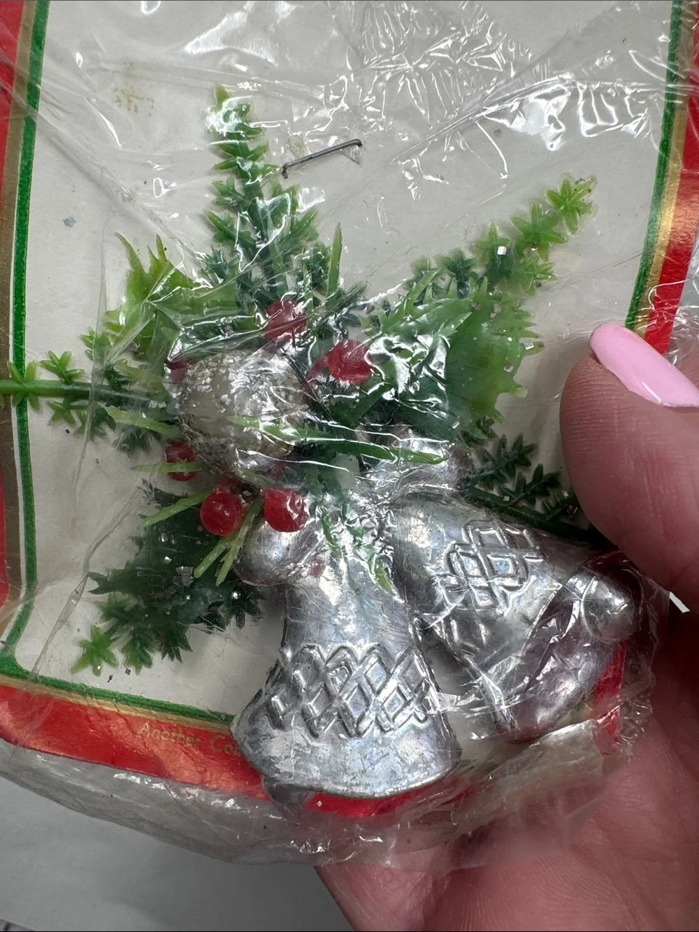 VINTAGE COMMODORE CHRISTMAS GIFT TIE ONS LOT OF 4 FLAWS PLASTIC BELLS PINE SPRIG